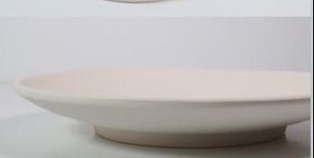 Bandeja redonda de cerámica de 36 cm hecha a mano, ligeramente profunda, en color marfil mate.