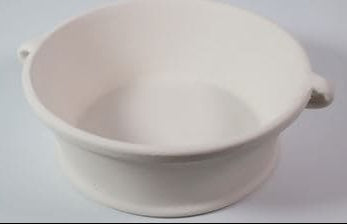 Detalle del asa y acabado mate de la ensaladera de cerámica personalizable hecha a mano.