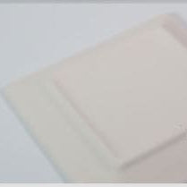 Detalle del reverso y borde biselado del plato cuadrado de cerámica personalizable.