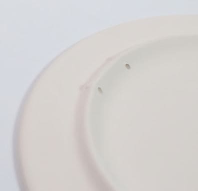 Detalle del reverso con agujeros para colgar plato llano de cerámica personalizable.