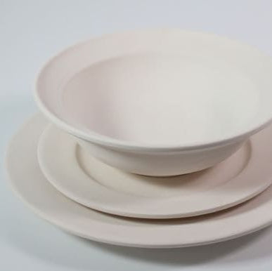 detalle del juego de vajilla de cerámica de ala ancha