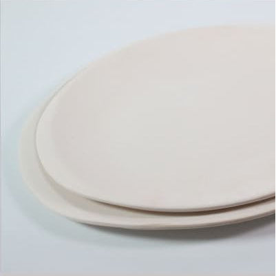 Bandeja ovalada de cerámica en color marfil con acabado mate, personalizable a mano para vajillas únicas y regalos.