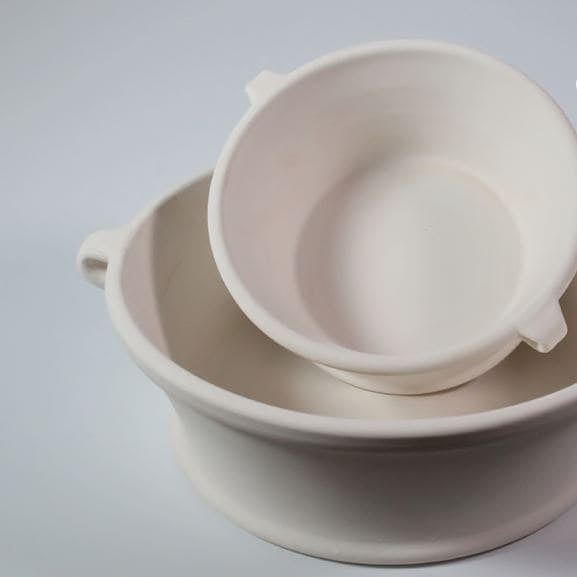 Ensaladera de cerámica con asas, hecha a mano, color marfil y acabado mate, ideal para personalizar.