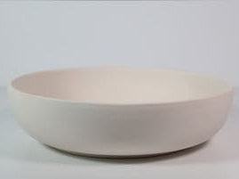 Ensaladera de cerámica artesanal de 26 cm en color marfil y personalización a mano.

