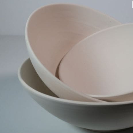 Detalle del borde y profundidad de la ensaladera de cerámica de 26 cm, personalizable a mano.