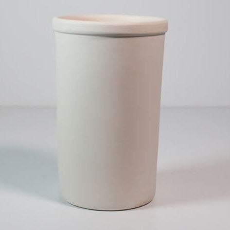 Jarrón de cerámica de 22x13 cm, hecho a mano, acabado mate en marfil, personalizable a mano.