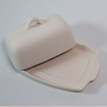 Detalle de la tapa encajada y el acabado mate de la mantequillera de cerámica hecha a mano.