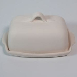 Mantequillera de cerámica artesanal de 14x9 cm, hecha a mano, en color marfil con acabado mate.