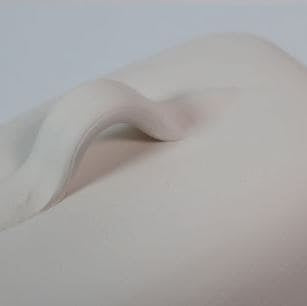 Detalle del asa de la tapa de mantequillera de cerámica hecha a mano.