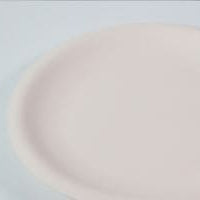 Plato clásico de cerámica artesanal, ideal para uso diario o presentaciones elegantes.