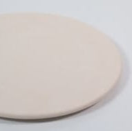 Plato grande de cerámica artesanal, ideal para aperitivos, tartas o bajoplato.