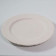 Plato llano de cerámica artesanal de 20- 26 cm, con ala ancha y acabado en tono marfil.