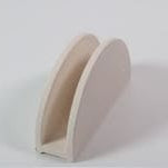 Servilletero de cerámica con forma de luna, hecho a mano, en tono marfil.