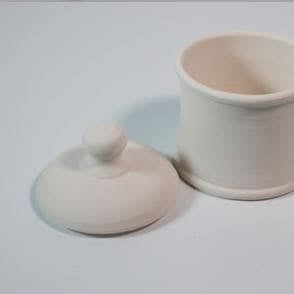 Tarro de cerámica con tapa, hecho a mano, en forma recta y acabado mate color marfil.