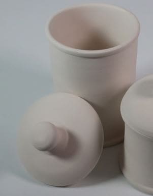 Tarros de cerámica rectos con tapa, ideales para almacenamiento en cocina o baño.