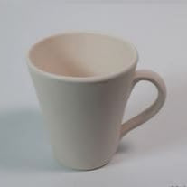 Taza personalizable cónica de cerámica de 11 cm con asa, pintada a mano y en color marfil.