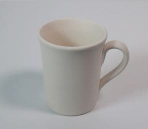 Taza de cerámica hecha a mano con forma recta y asa redondeada.