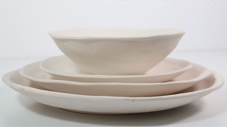 Detalle del borde irregular y dimensiones del plato de cerámica personalizable.