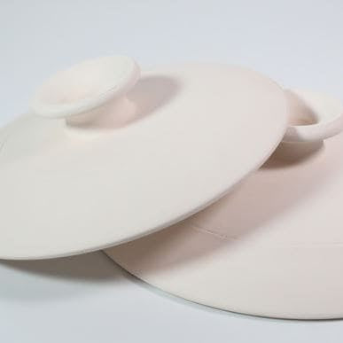 Detalle del borde y superficie del vuelve tortillas de cerámica.