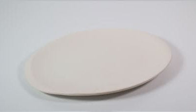 Bandeja de cerámica ovalada personalizada, ideal para servir repostería, fruta o aperitivos en eventos.