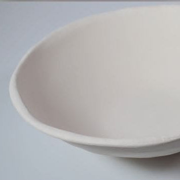 cuenco irregular de cerámica blanca detalle borde