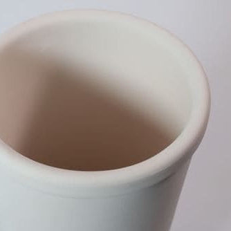 Jarrón de cerámica multifunción usado como florero, enfriador de vino o porta utensilios.