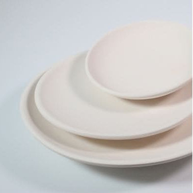 Plato de cerámica llano de 16 cm, hecho a mano, en tono marfil con acabado mate.