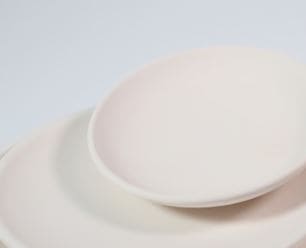 Plato de pan de cerámica artesanal, ideal para acompañar el servicio de mesa.