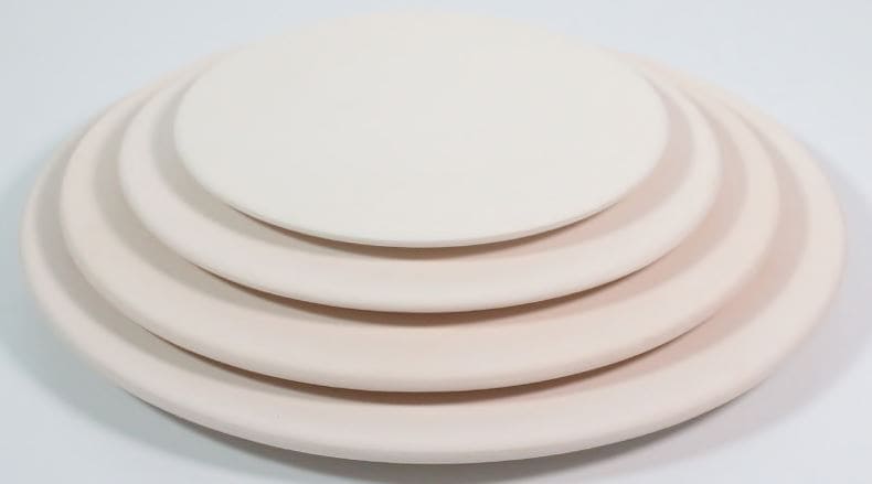 Plato llano de cerámica pintado a mano, 28-33-36-40 cm de diámetro, en color marfil.

