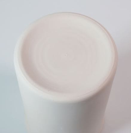 Detalle del acabado artesanal y superficie mate del jarrón de cerámica personalizable.